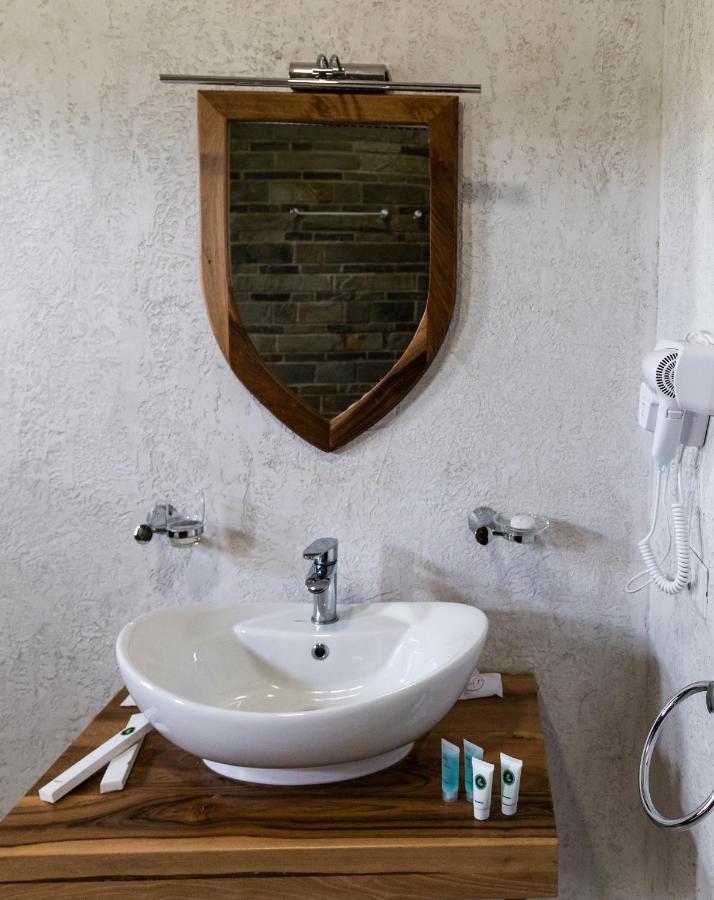 Hotel Restaurant Emblema Petrele Екстериор снимка