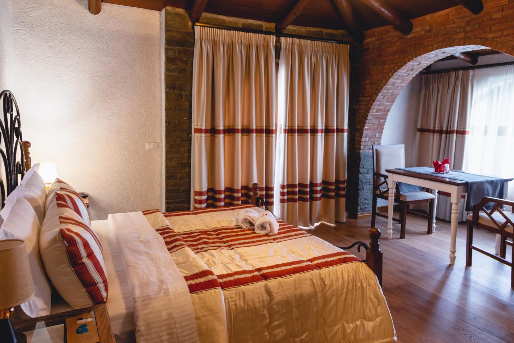 Hotel Restaurant Emblema Petrele Екстериор снимка