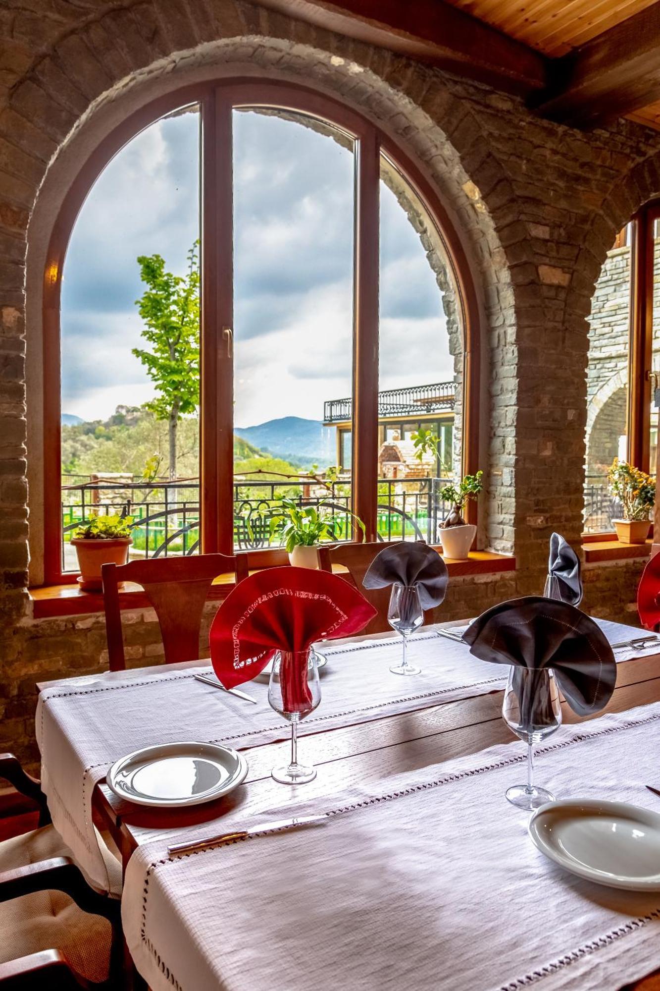 Hotel Restaurant Emblema Petrele Екстериор снимка