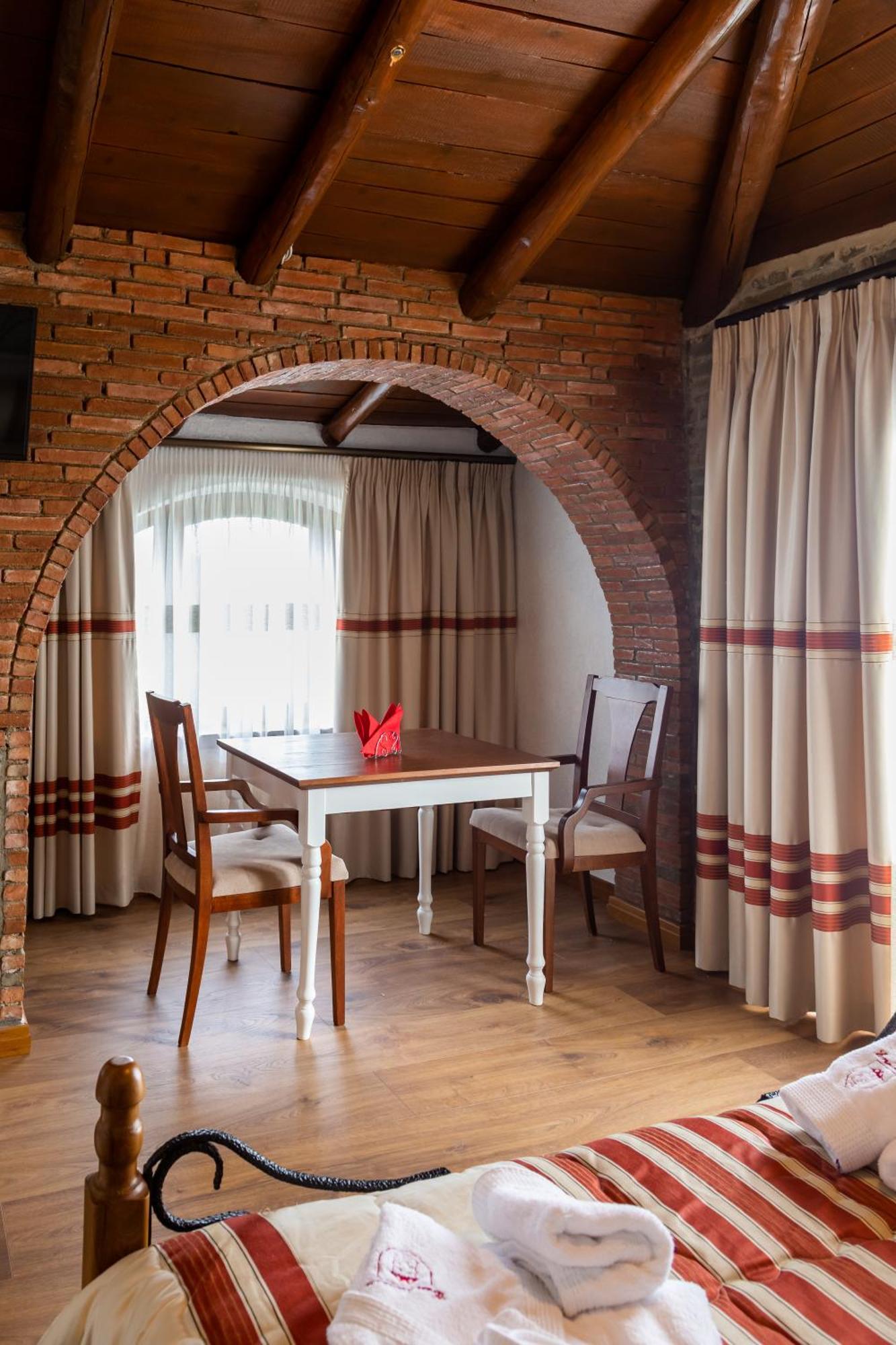 Hotel Restaurant Emblema Petrele Екстериор снимка