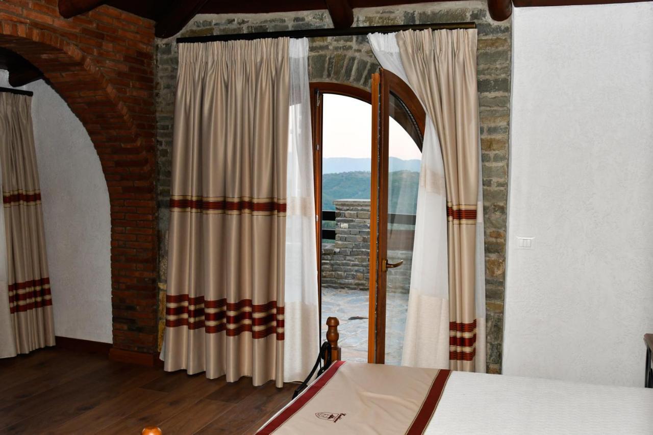 Hotel Restaurant Emblema Petrele Екстериор снимка