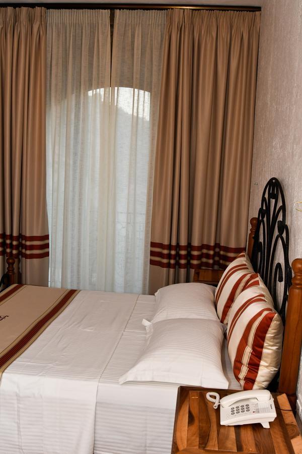 Hotel Restaurant Emblema Petrele Екстериор снимка