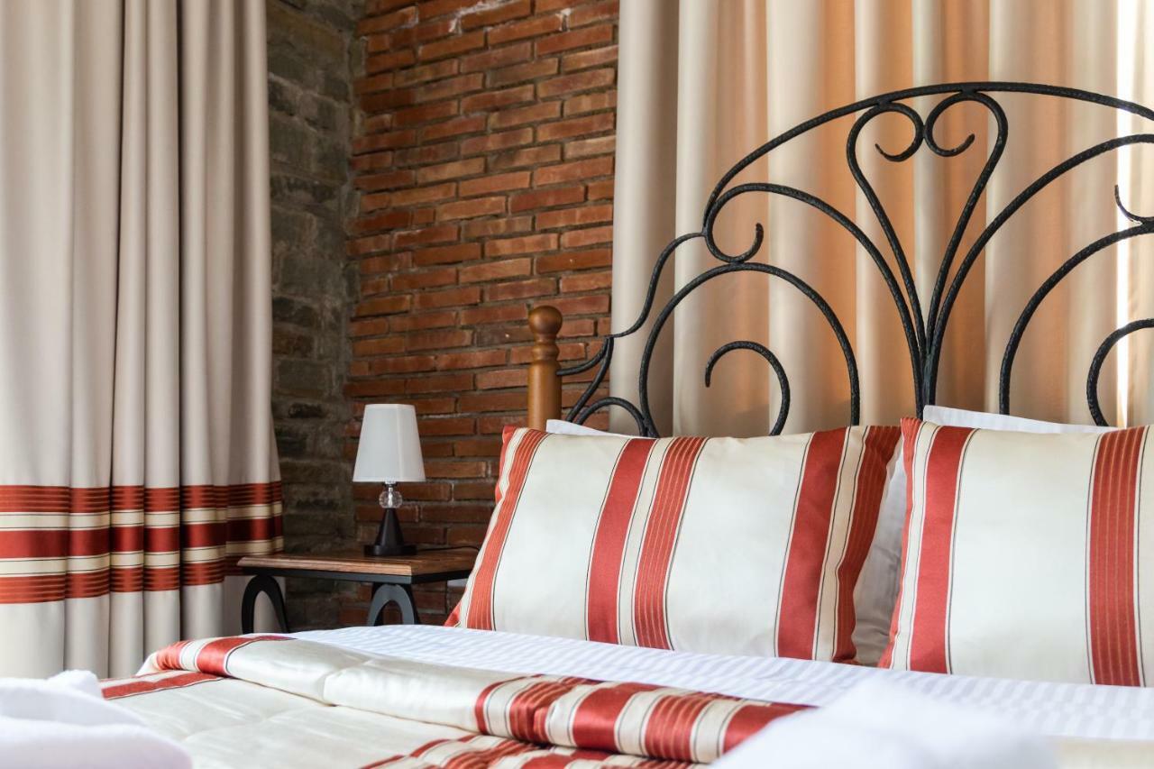 Hotel Restaurant Emblema Petrele Екстериор снимка