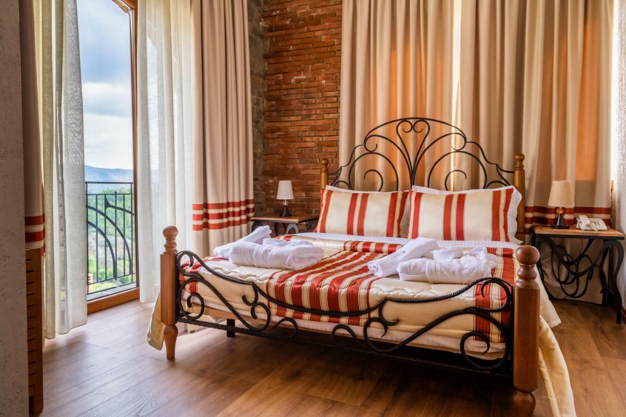 Hotel Restaurant Emblema Petrele Екстериор снимка